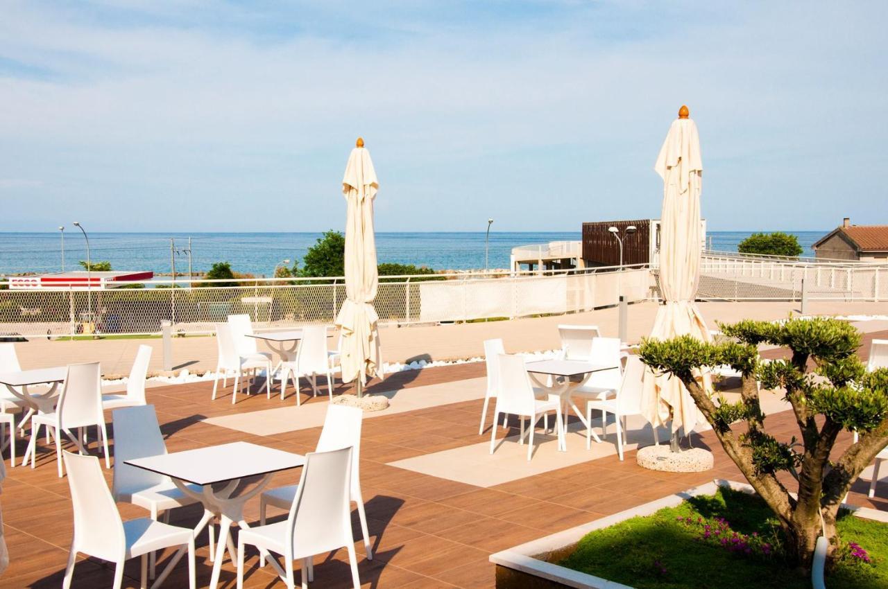 Ambruosi Village Resort & Spa Massignano エクステリア 写真